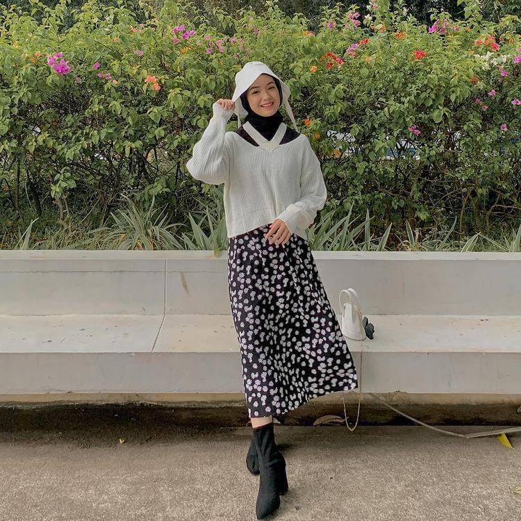 potret Ayu Kartika yang memakai atasan putih (instagram.com/ayu.kartikaa)