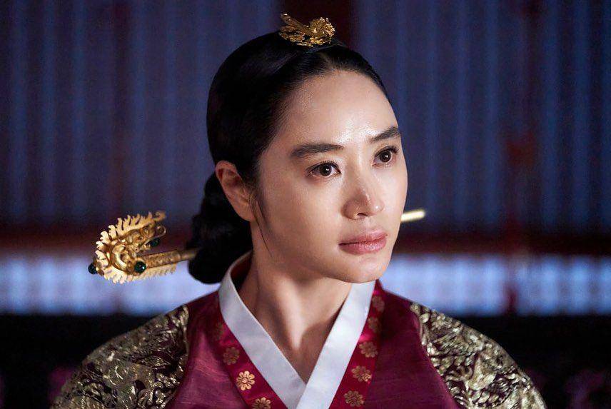Kim Hye Soo dalam drama Under the Queen's Umbrella (instagram.com/hs_kim_95)