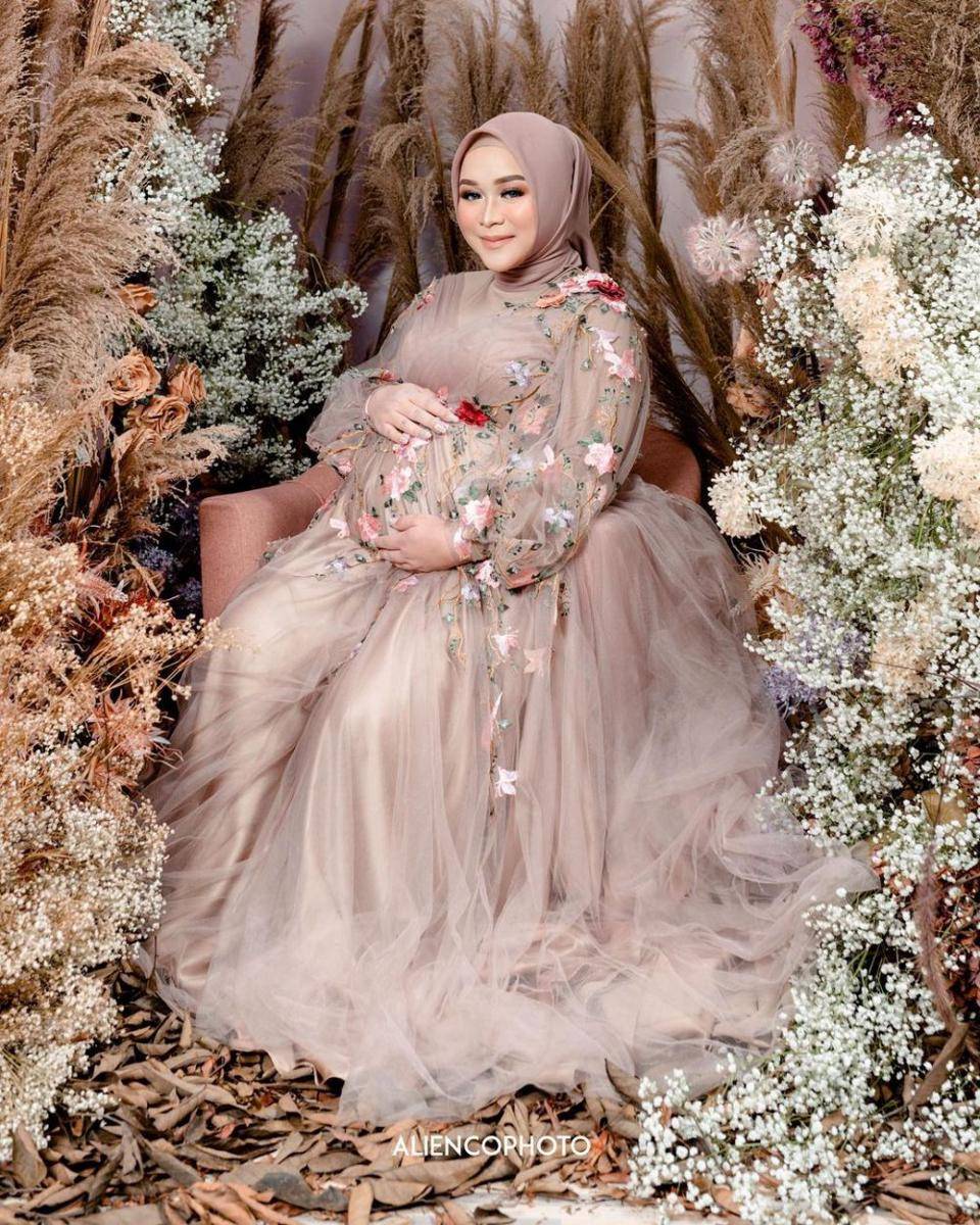 maternity shoot Syifa (instagram.com/syifaasyifaaa)