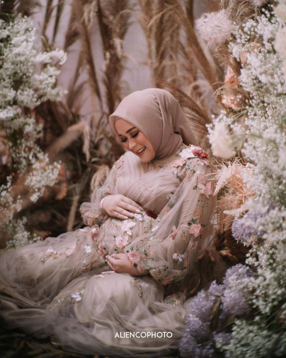 maternity shoot Syifa (instagram.com/syifaasyifaaa)