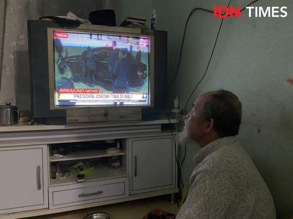 Nek Nuraini Nikmati Masa Tua dengan Hiburan di TV Tabung