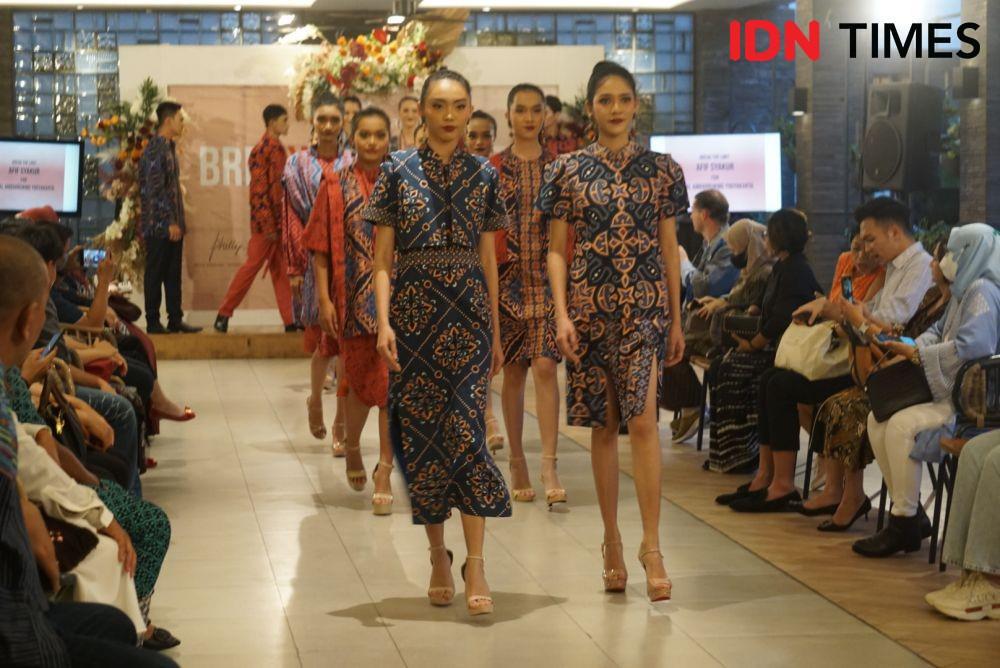 Desainer Jogja Ajak Millennial Pakai Baju Batik dan Lurik
