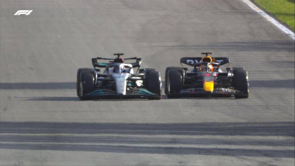 Duel antara George Russell dan Max Verstappen saat sprint race GP Brasil 2022. (twitter.com/F1)