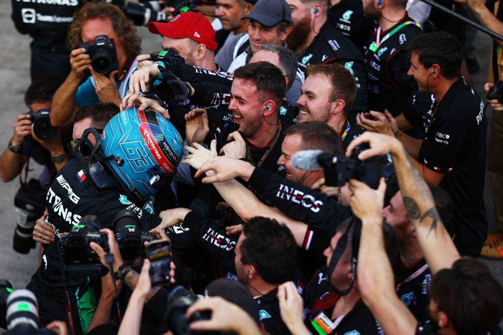 George Russell merayakan kemenangan di GP Brasil 2022 bersama Mercedes. (twitter.com/F1)
