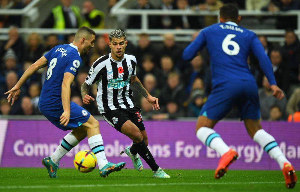 Aksi Bruno Guimaraes (tengah) dalam pertandingan Newcastle United melawan Chelsea pada pekan ke-16 EPL 2022/2023. (twitter.com/premierleague)