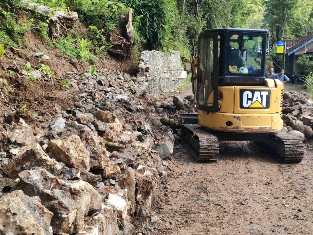 Tanah Longsor Ancam Rumah Warga di Muntuk Dlingo Bantul