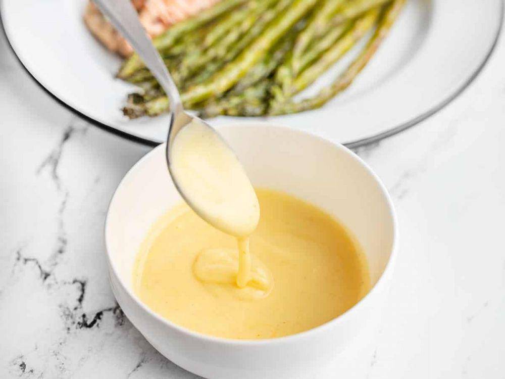 ilustrasi hollandaise sauce (downshiftology.com)