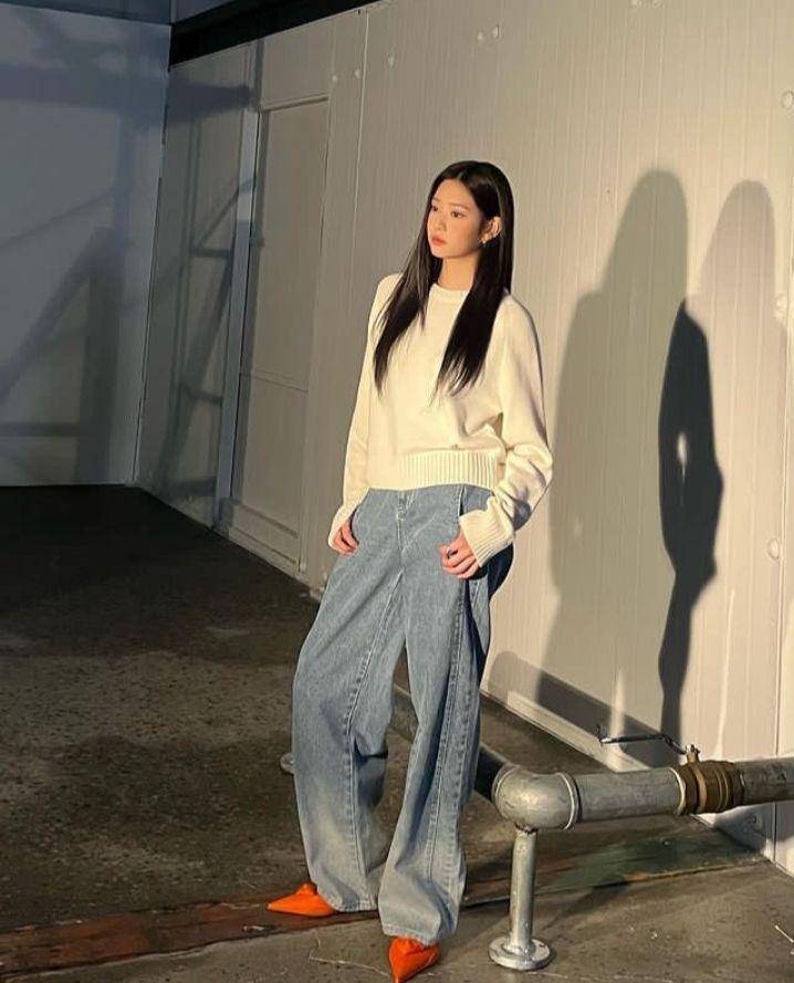 OOTD ala Kim Minju (instagram.com/minn.__.ju)