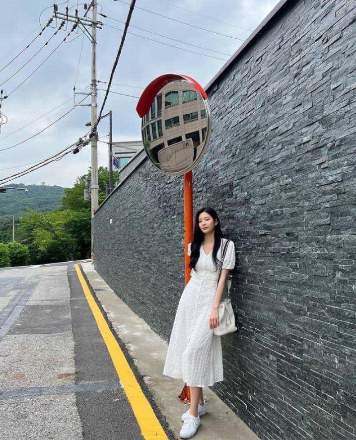 OOTD ala Kim Minju (instagram.com/minn.__.ju)