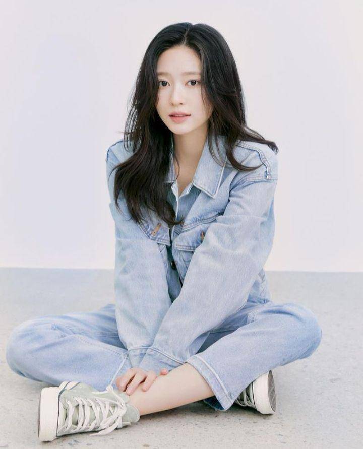 OOTD ala Kim Minju (instagram.com/minn.__.ju)