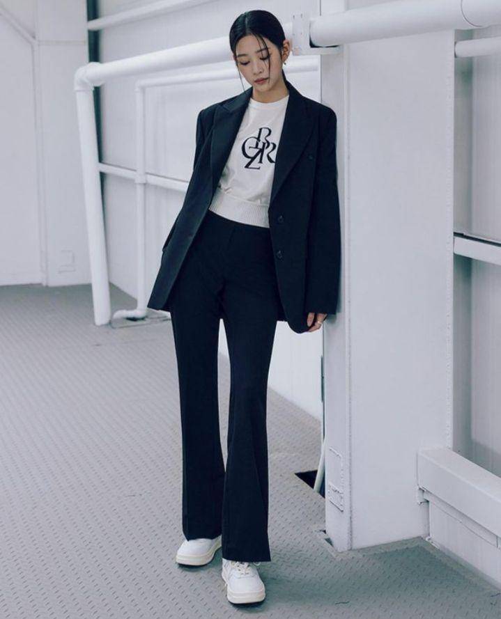 OOTD ala Kim Minju (instagram.com/forminjukim)