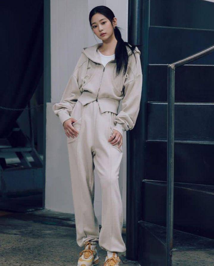 OOTD ala Kim Minju (instagram.com/forminjukim)