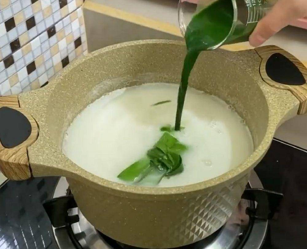 merebus santan bersama pandan (instagram.com/vitakwee)