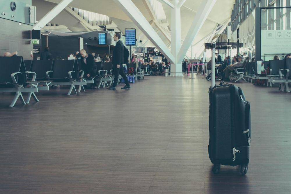 Ilustrasi bandara. (Unsplash.com/Michał Parzuchowski)