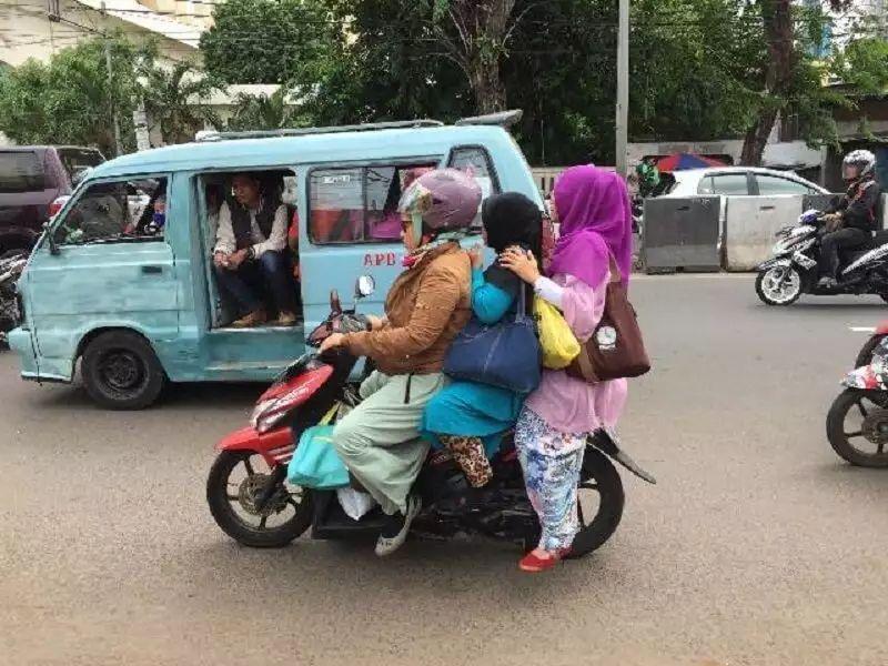 10 Potret Emak-emak saat Hangout Bareng Teman, Kocak, ih!