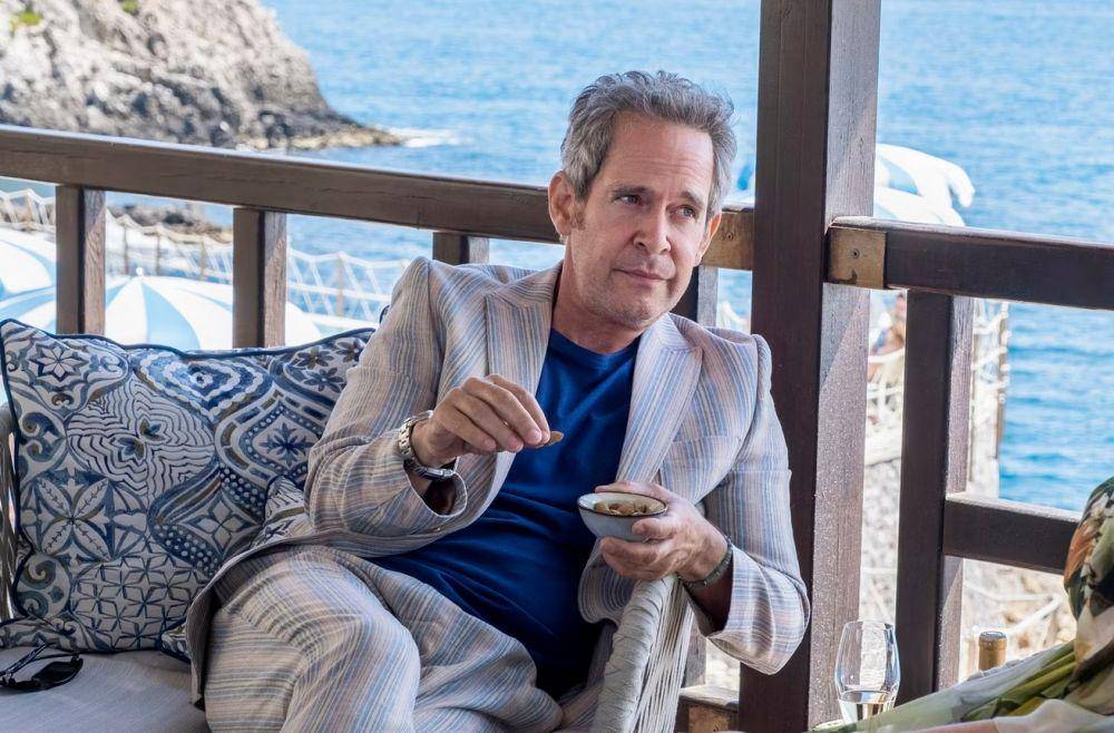 Tom Hollander di serial The White Lotus 2 (dok. HBO/The White Lotus 2)