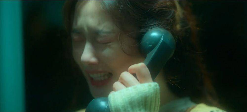 Tokoh Na Bora saat menelpon Poong woonho (dok.Netflix/20th Century Girl)