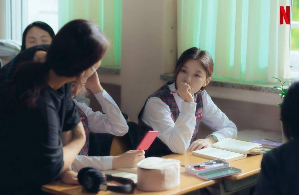 Na Bora saat di kelas (Instagram.com/netflixkr)