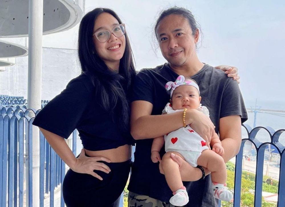 9 Potret Ariel Nidji dan Dea Ananda saat Mengasuh Baby Sanne