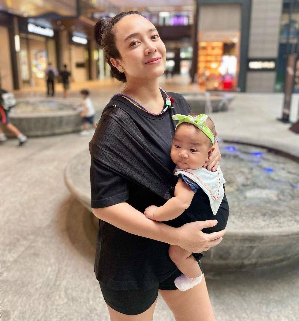 Dea Ananda momong anak (instagram.com/dea_ananda)