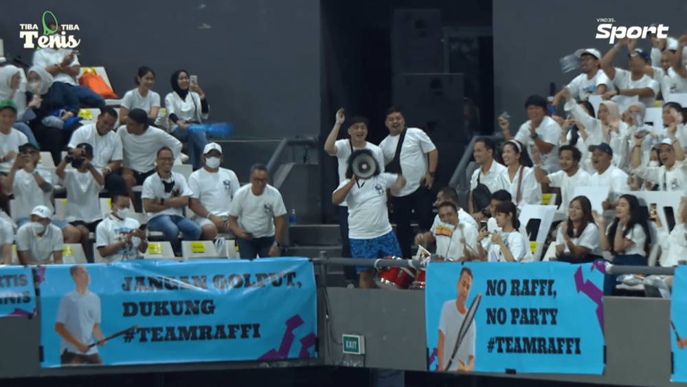 potret kocak suporter Tiba-Tiba Tenis (youtube.com/vindes)