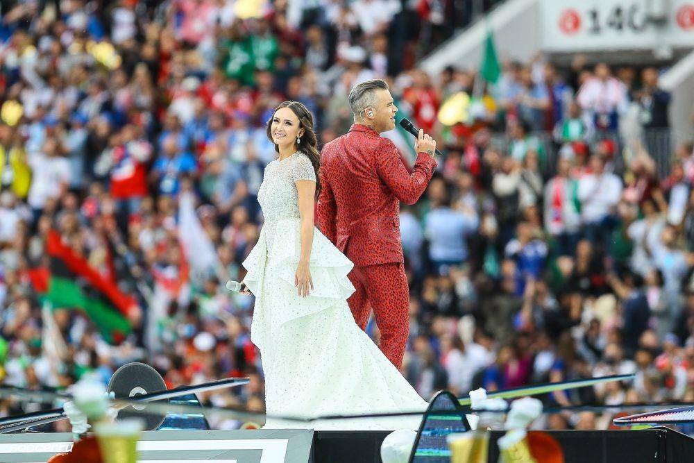 Aida Garifullina dan Robbie Williams di pembukaan World Cup 2018 (commons.wikimedia.org/soccer.ru)