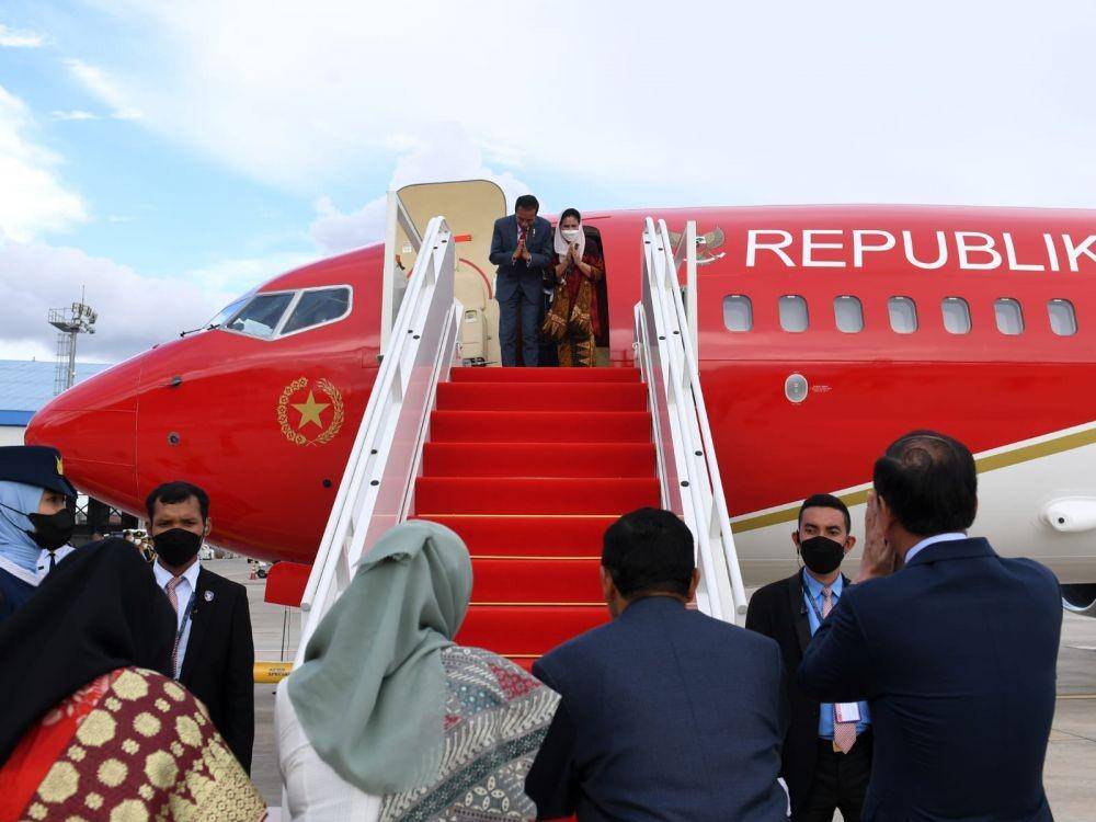 Presiden Jokowi dan Ibu Iriana kembali ke Indonesia setelah mengikuti rangkaian KTT ASEAN ke-40 dan 41 di Kamboja (dok. Sekretariat Presiden)