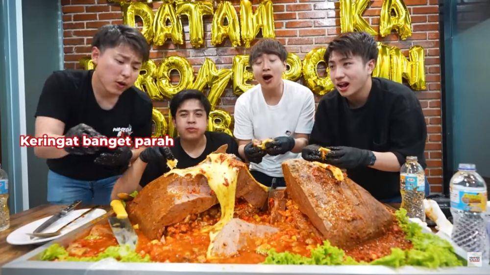 Waseda Boys saat makan bakso lava raksasa (youtube.com/Nihongo Mantappu)