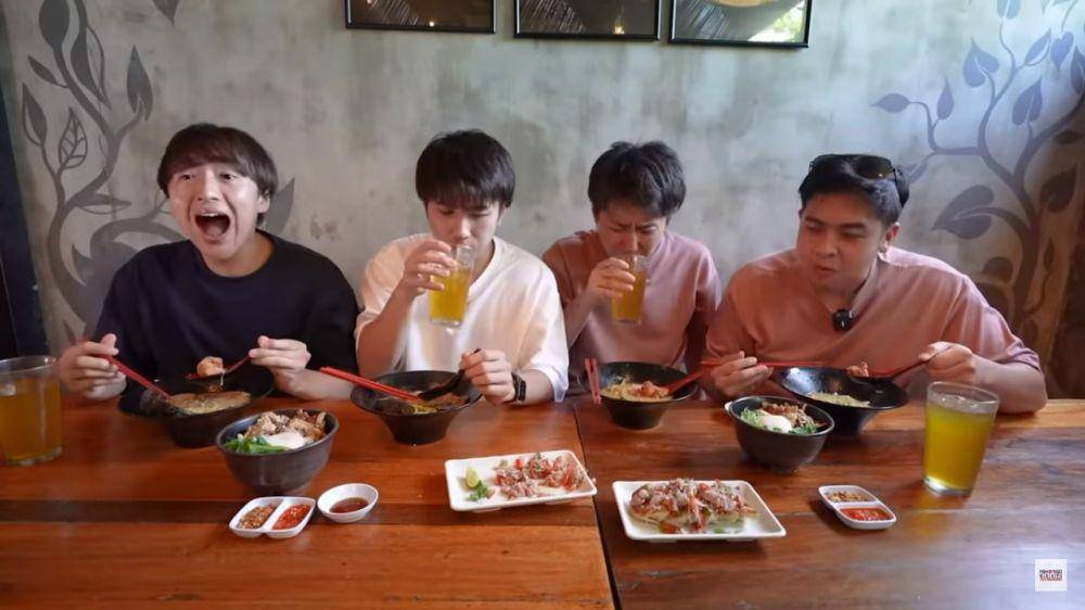 Waseda Boys saat makan chicken karaage dan sambal matah (youtube.com/Nihongo Mantappu)
