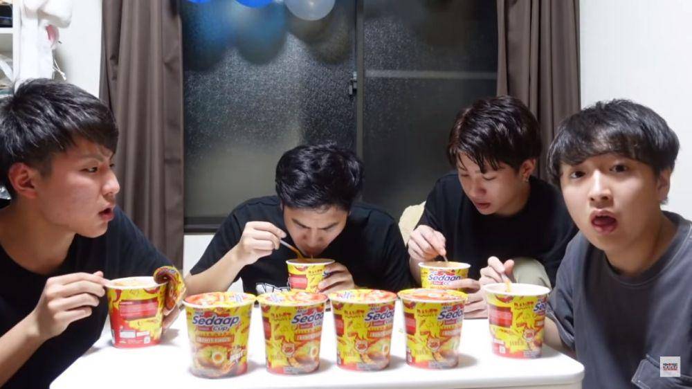 Waseda Boys saat makan mi instan pedas (youtube.com/Nihongo Mantappu)