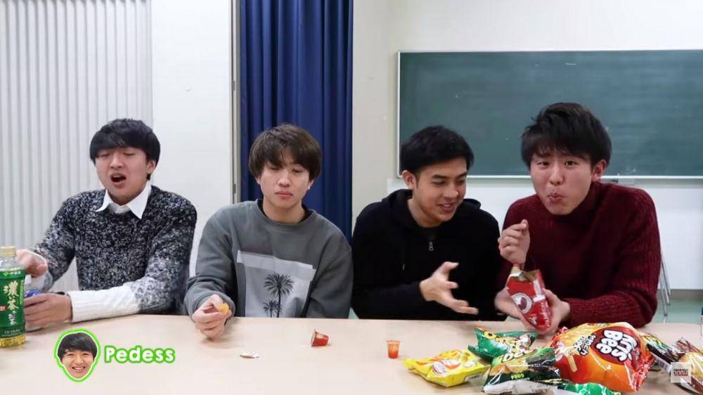 Waseda Boys saat makan keripik singkong pedas (youtube.com/Nihongo Mantappu)