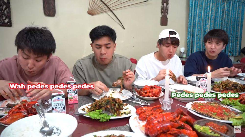 Waseda Boys saat makan ayam goreng rica-rica (youtube.com/Nihongo Mantappu)
