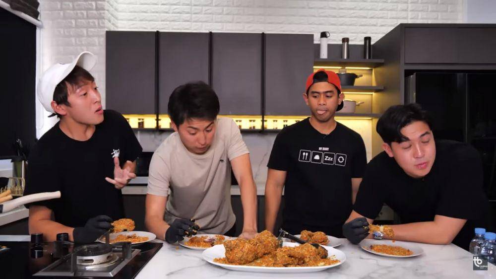 Waseda Boys saat makan ayam goreng dan sambal (youtube.com/Nihongo Mantappu)
