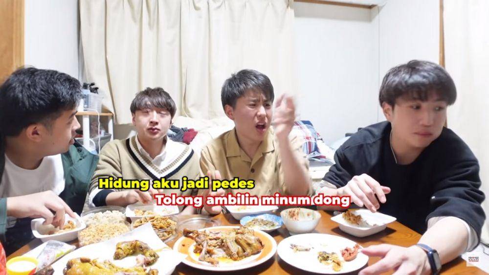 Waseda Boys saat makan lauk dan sambal (youtube.com/Nihongo Mantappu)