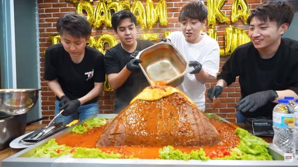 Waseda Boys saat makan bakso lava raksasa.(youtube.com/Nihongo Mantappu)