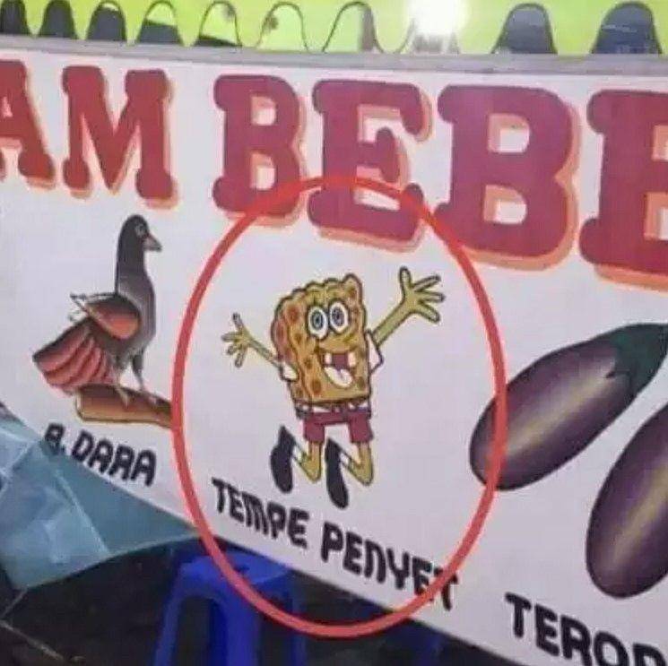 spanduk penjual tertukar (twitter.com/nocontextwarung)