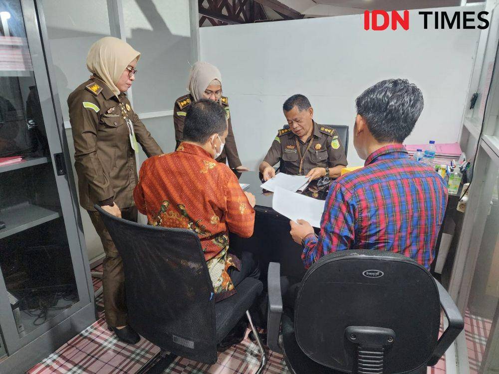 Kantor Wilayah DJP Kaltimra menyerahkan dua tersangka pajak kepada Kejaksaan Negeri Balikpapan, Senin (14/11/2022). (IDN Times/Hilmansyah)