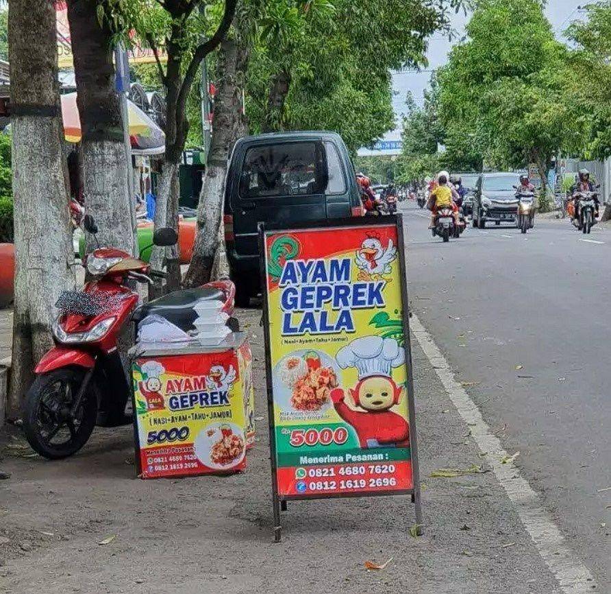 spanduk penjual tertukar (twitter.com/nocontextwarung)