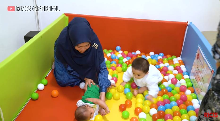 Moana dan Adzam playdate (YouTube.com/Ricis Official)