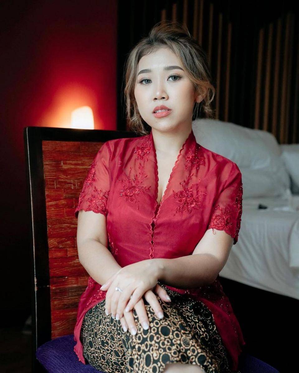 potret Kiky Saputri jadi 'gadis kebaya merah' (instagram.com/kikysaputrii)