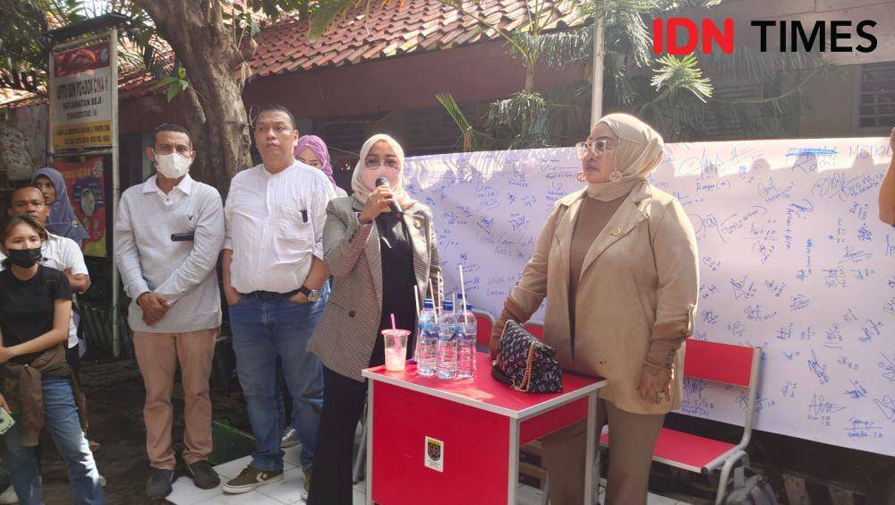 Anggota DPRD Kota Depok saat mendatangi SDN Pondok Cina 1 untuk memantau pembelajaran di sekolah tersebut. (IDNTimes/Dicky)