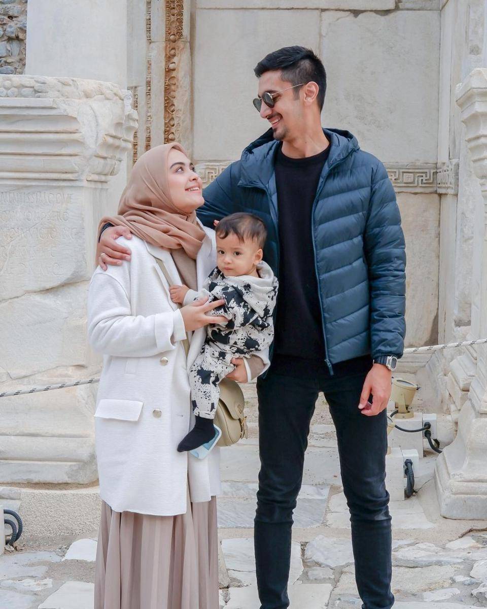 Vebby Palwinta dan suami (Instagram.com/vebbypalwinta/)