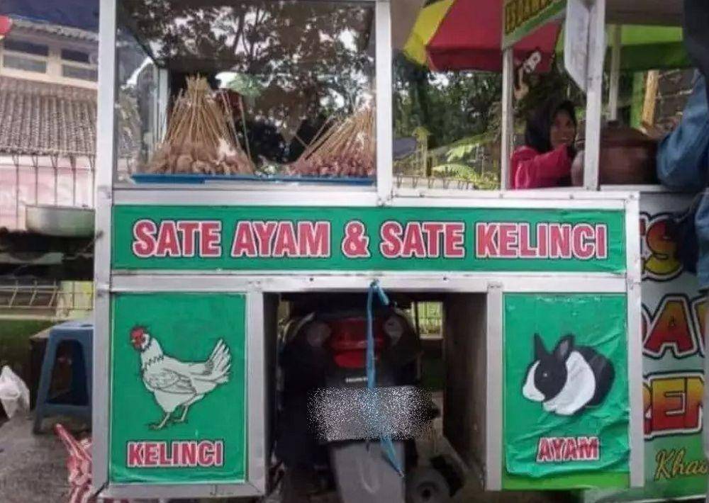 spanduk penjual tertukar (twitter.com/nocontextwarung)
