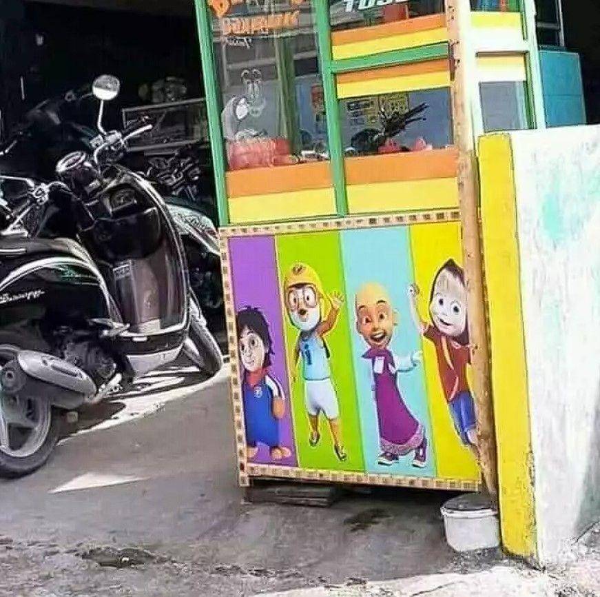 spanduk penjual tertukar (twitter.com/nocontextwarung)