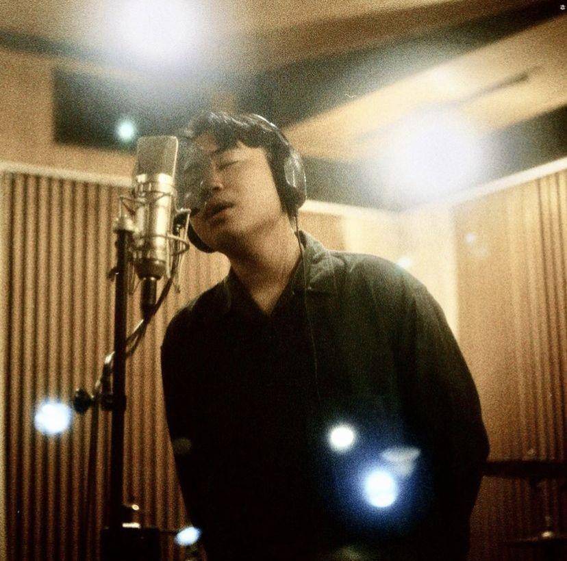 Swain Mahisa saat tengah menjalani rekaman lagu. (Instagram.com/@swainmahisa)