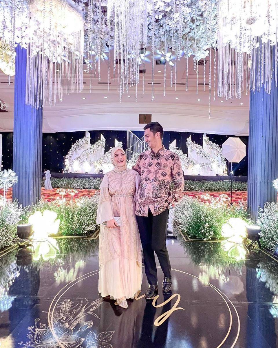 Vebby Palwinta dan suami (Instagram.com/vebbypalwinta/)