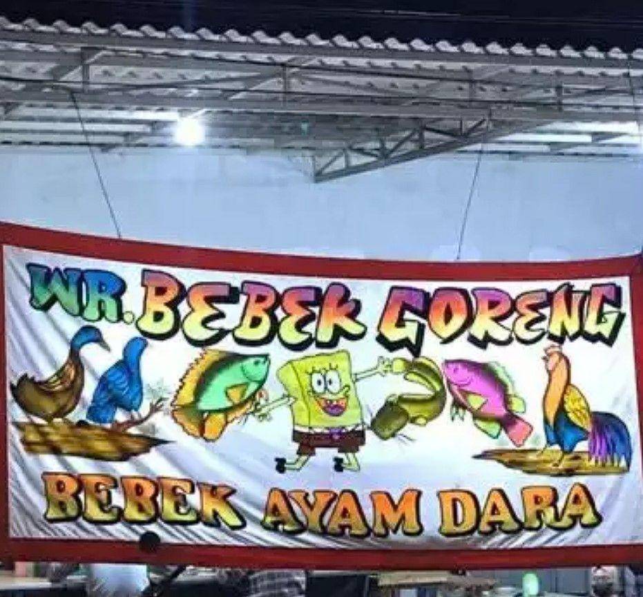 spanduk penjual tertukar (twitter.com/nocontextwarung)