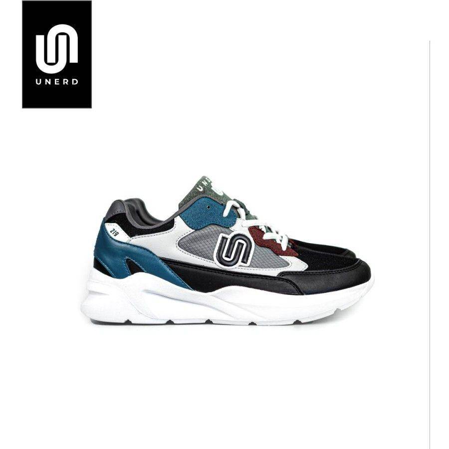 ilustrasi sneakers (tokopedia.com)