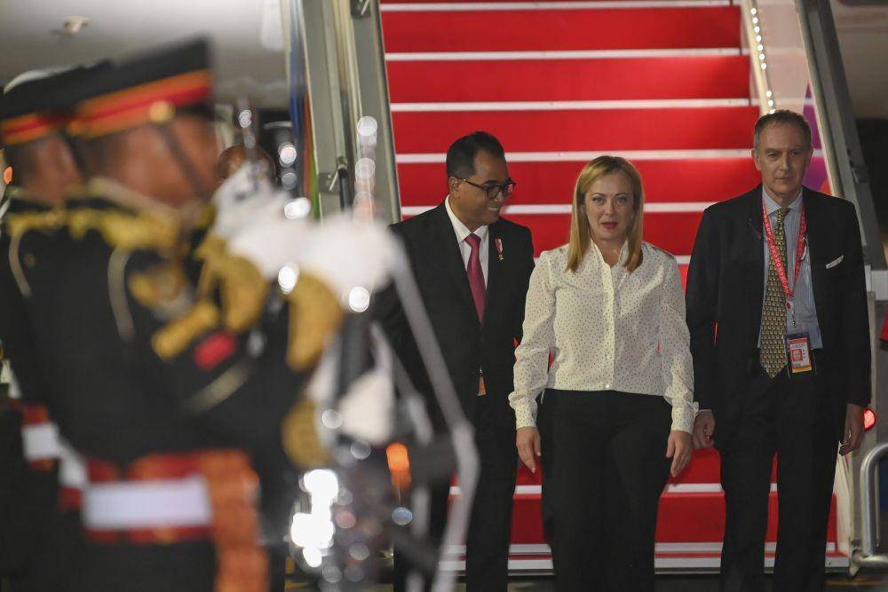 Perdana Menteri Italia Giorgia Meloni (tengah) berbincang dengan Menteri Perhubungan Budi Karya Sumadi (kiri) setibanya di terminal VVIP I Bandara I Gusti Ngurah Rai, Badung, Bali, Senin (14/11/2022). (ANTARA FOTO/Media Center G20 Indonesia/M Risyal Hidayat)