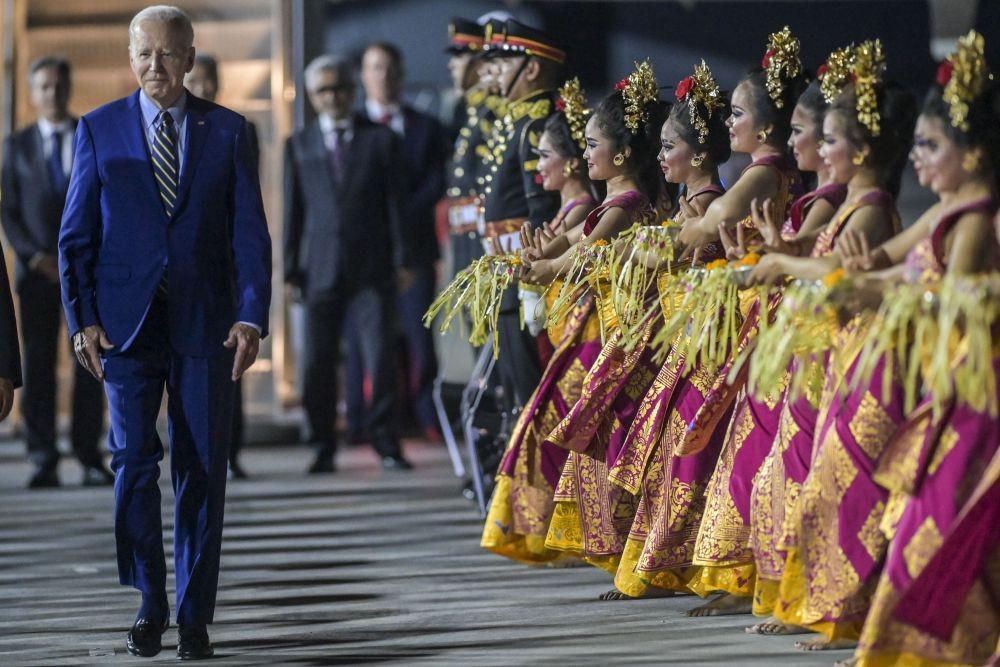 Disambut Tarian Bali, Joe Biden: Amazing, Wonderful!